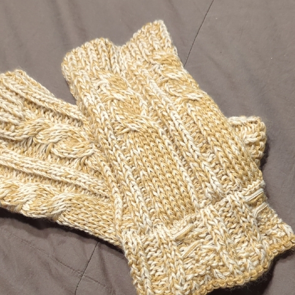 Steve Madden Black and Cream Knit Gloves Set - Picture 4 of 4